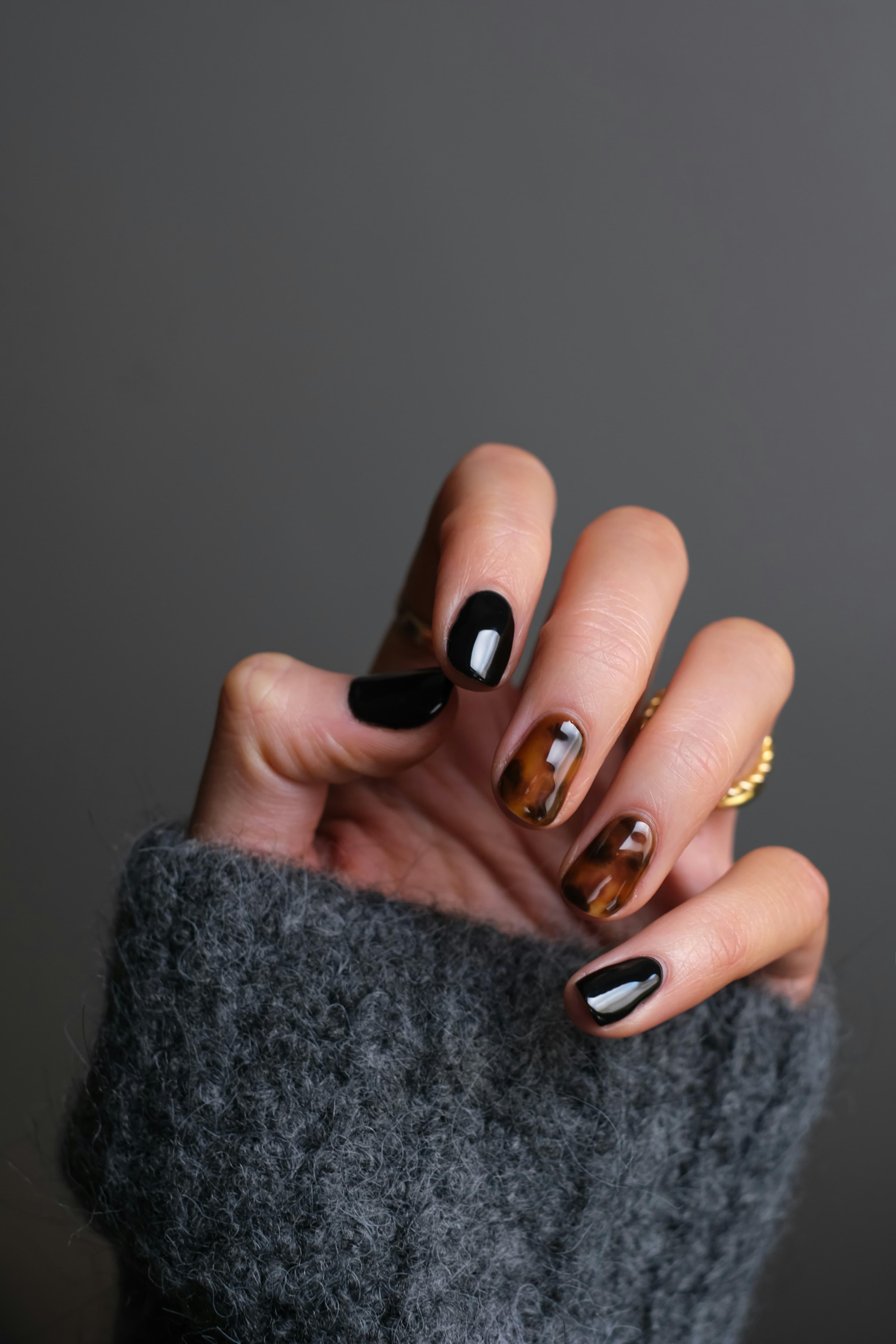Patterned nail art set with a gold ring